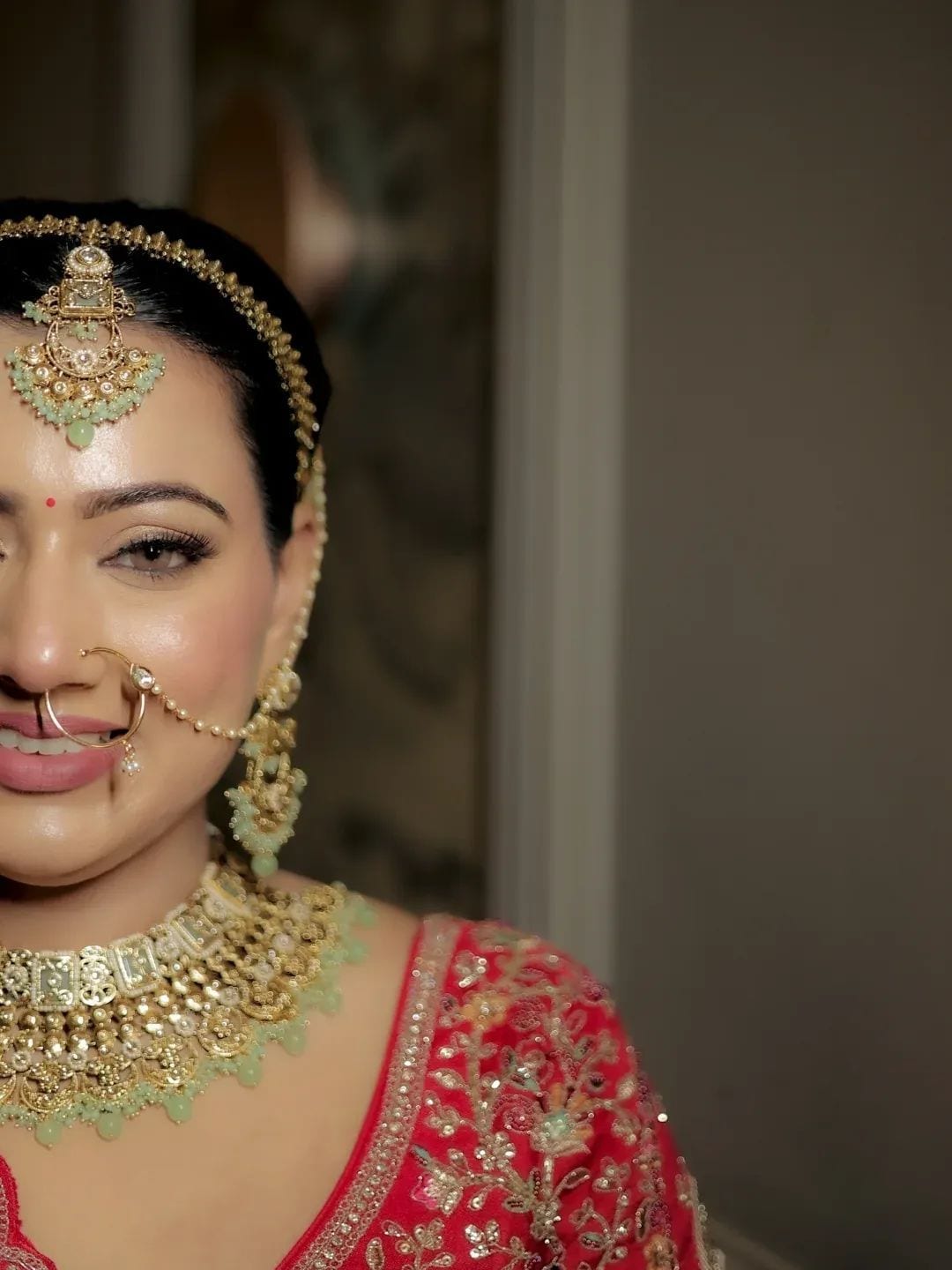 A close frame of the bride's nath and necklace